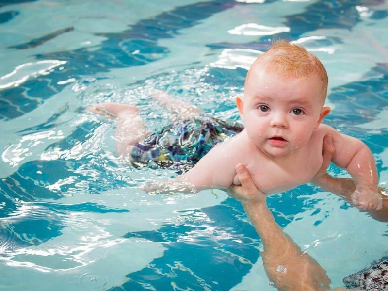 7 Cara Mengajar Bayi Berenang