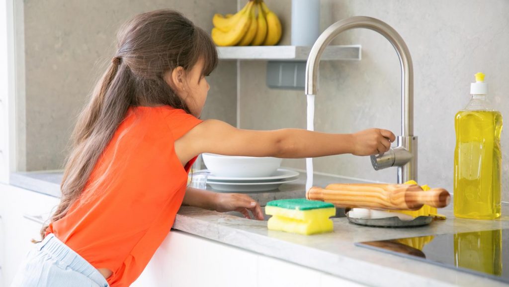 Bukti Penelitian, Anak yang Punya Kakak Perempuan Lebih Sukses saat Dewasa