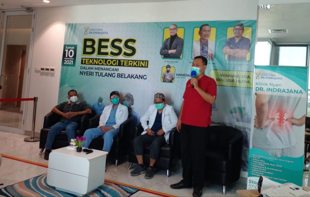 BESS, Teknologi Terkini Dalam Menangani Nyeri Tulang Belakang Jakarta, 10 September 2021 – Ruas tulang belakang yang tersusun dari leher hingga bokong, berfungsi untuk menjaga postur tubuh tetap tegak dan menopang bobot tubuh baik saat bekerja maupun beristirahat. Ruas tulang belakang area lumbal (pinggang) dan servikal (leher) sangat rentan cedera atau mengalami masalah karena area ini berfungsi menahan beban dan terlibat dalam beragam gerakan seperti menekuk, memuntir. Nyeri tulang belakang penyebabnya cukup banyak antara lain ketegangan otot atau keseleo hingga ada masalah pada ruas tulang belakang yang salah satunya adalah penyakit degeneratif tulang belakang. “Beberapa penyakit degeneratif yang bisa terjadi di ruas tulang belakanga adalah penyempitan rongga tulang belakang (stenosis spinal), hernia nukleus pulposus, osteoartritis, dan sendi facet yang menebal,” papar Dr. Mustaqim Prasetya, SpBS. Semua proses degeneratif pada tulang belakang itu dapat menyebabkan nyeri berkepanjangan yang juga disertai kebas, kesemutan hingga sulit menggerakkan kaki atau tangan. Nyeri bisa timbul saat beraktivitas atau dalam posisi tertentu. Selain itu, nyeri juga bisa disebabkan oleh cedera baik kecelakaan atau olahraga, penggunaan yang berlebihan, postur tubuh yang buruk, dan obesitas atau kelebihan berat badan. Mengenai penanganannya, dokter spesialis bedah saraf ini menjelaskan, untuk memastikan penyebab dan penanganannya, dokter perlu mengevaluasi dengan melakukan pemeriksaan fisik yang komprehensif dan pemeriksaan penunjang seperti rontgen, MRI, CT Scan. BESS, Jauh Lebih Unggul Daripada Endoskopi Konvensional Hadir sebagai pembicara kedua adalah Dr. Danu Rolian, SpBS yang memaparkan teknologi Biportal Endoscopic Spinal Surgery atau BESS. “BESS ini merupakan teknologi terdepan atau generasi terbaru dalam dunia minimally invasive surgery yang jauh lebih unggul dan efektif dalam mengatasi keluhan pada tulang belakang,” lanjut Dr. Danu. Seperti namanya biportal, yang berarti dua portal (pintu masuk). Satu untuk kamera dan yang satu lagi untuk alat atau probe. “Jadi sederhananya BESS ini adalah bedah invasif minimal, bukan bedah terbuka. Portal pertama untuk ‘melihat’ dan portal kedua memudahkan dokter ‘bekerja’ mengatasi masalah yang ada di tulang belakang. Hal ini menguntungkan dokter dan pasien.” Dengan dua ‘pintu’ ini membuat lapang pandang dokter menjadi lebih luas dan dapat mengakses lokasi tulang belakang lebih leluasa dari berbagai sisi. “Manfaat pada pasien, proses pemulihannya lebih cepat, dan masalah nyeri pada tulang belakang cepat teratasi,” paparnya lebih lanjut. BESS ini tidak hanya memperbaiki kondisi bantalan tulang (diskus) tetapi juga dapat melakukan beberapa tindakan sekaligus, yakni: - Dekompresi (mengurangi atau melepaskan tekanan yang berlebihan, terutama pada kondisi saraf kejepit) - Mengatasi taji tulang (bone spur) dan penebalan sendi facet - Memasang implan pada ruas tulang belakang - Dapat meredam perdarahan bila terjadi - Mengatasi penebalan jaringan yang kemungkinan menjepit saraf BESS ini tak hanya dapat mengatasi hernia nukleus pulposus (HNP), tetapi juga dapat membantu mengatasi stenosis spinal, proses degeneratif tulang belakang, dan masalah lainnya yang berkaitan dengan ruas bantalan tulang belakang. “Dibandingkan dengan teknologi endoskopi PELD sebelumnya, BESS ini lebih efektif dan unggul untuk mengatasi saraf terjepit karena jangkauannya lebih luas sehingga bisa memperbaiki kondisi ruas tulang belakang.” Dokter Spesialis Bedah Saraf Menyambut Baik BESS Kalangan spesialis bedah saraf menyambut baik hadirnya teknologi BESS di Indonesia terutama dalam kalangan dokter spesialis bedah saraf. “Kami senang juga sebuah klinik seperti DR Indrajana sudah dapat mengoperasikan teknologi ini karena memiliki dokter yang ahli. Klinik ini termasuk dalam 3 besar fasilitas kesehatan di Indonesia yang sudah menggunakan teknologi ini,” jelas DR. Dr. Wawan Mulyawan, SpBS, SPKP. Selanjutnya Ketua INPS (Indonesian Neurosurgical Pain Society) ini untuk menyebarluaskan keunggulan BESS ini, kami juga berencana untuk melakukan pelatihan teknologi ini yang jauh lebih unggul dibandingkan dengan endoskopi tulang belakang sebelumnya. Testimoni Pasien Bapak Hamdani mengalami nyeri pinggul yang menjalar hingga jari-jari kaki. Sudah melakukan fisioterapi, nyeri ini tak kunjung hilang. Aktivitas harian juga sudah mulai terganggu, misalnya saat sholat, atau jalan jauh sedikit nyeri pun datang. Akhirnya nyeri ini membawa pak Hamdani ke Klinik Nyeri DR. Indrajana dan berkonsultasi dengan Dr. Mustaqim Prasetya, SpBS. Sesuai dengan hasil MRI, mengindikasikan adanya jepitan saraf pada tulang belakang. Untuk itu, jepitan tersebut berhasil dihilangkan dengan teknologi BESS. “Alhamdulillah, nyeri sudah banyak berkurang dan bisa kembali beraktivitas dan beribadah tanpa nyeri lagi,” ungkap bapak Hamdani yang genap berusia 54 tahun ini.