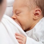 3 Alasan Mengapa Bayi Selalu Tertidur saat Disusui