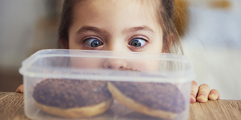 4 Alasan Anak Hobi Makan Makanan Manis