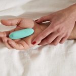 6 Manfaat Pakai Alat Bantu Seks Saat Bercinta dengan Pasangan