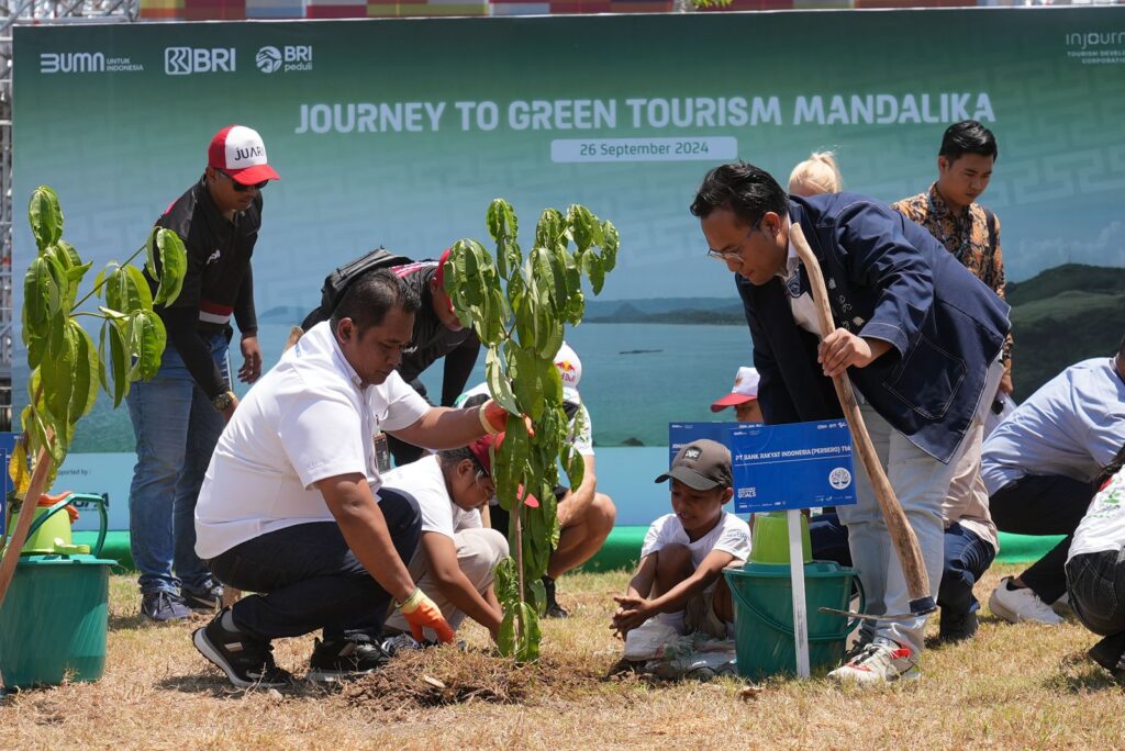 BRI dan Pembalap MotoGP Tanam 10.000 Pohon di Mandalika untuk Pariwisata Hijau