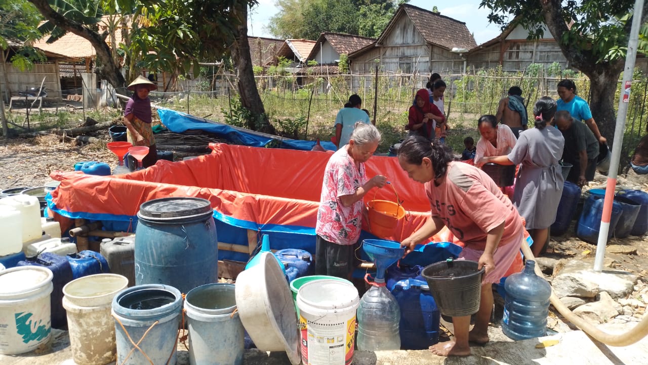 Dompet Dhuafa Jateng menyalurkan 8.000 liter air bersih kepada warga