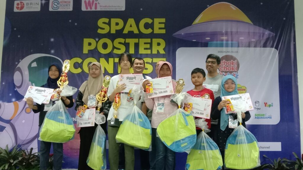 Para Pemenang Lomba Menggambar Poster