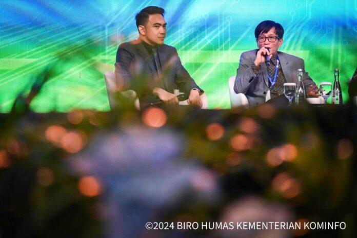 Dirjen Aptika Kementerian Kominfo Hokky Situngkir memberikan penjelasaan dalam Talk Show Temu Bisnis P3DN Tahap VIII di ICE BSD.