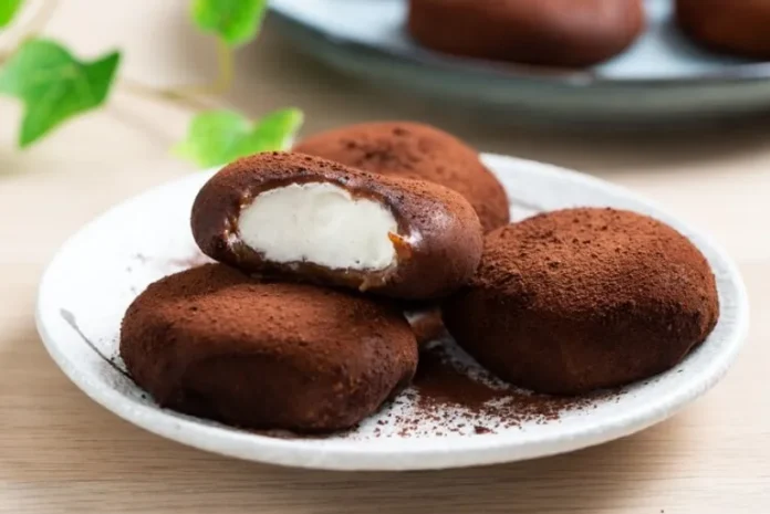 Mochi Strawberry Chocolate Daifuku dengan isian stroberi segar dan cokelat, disajikan di atas piring.