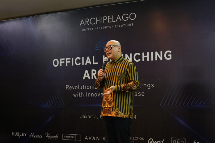 Mr. Chris Legaspi mempresentasikan peluncuran Arch IBE di The Grove Suite by Grand Aston