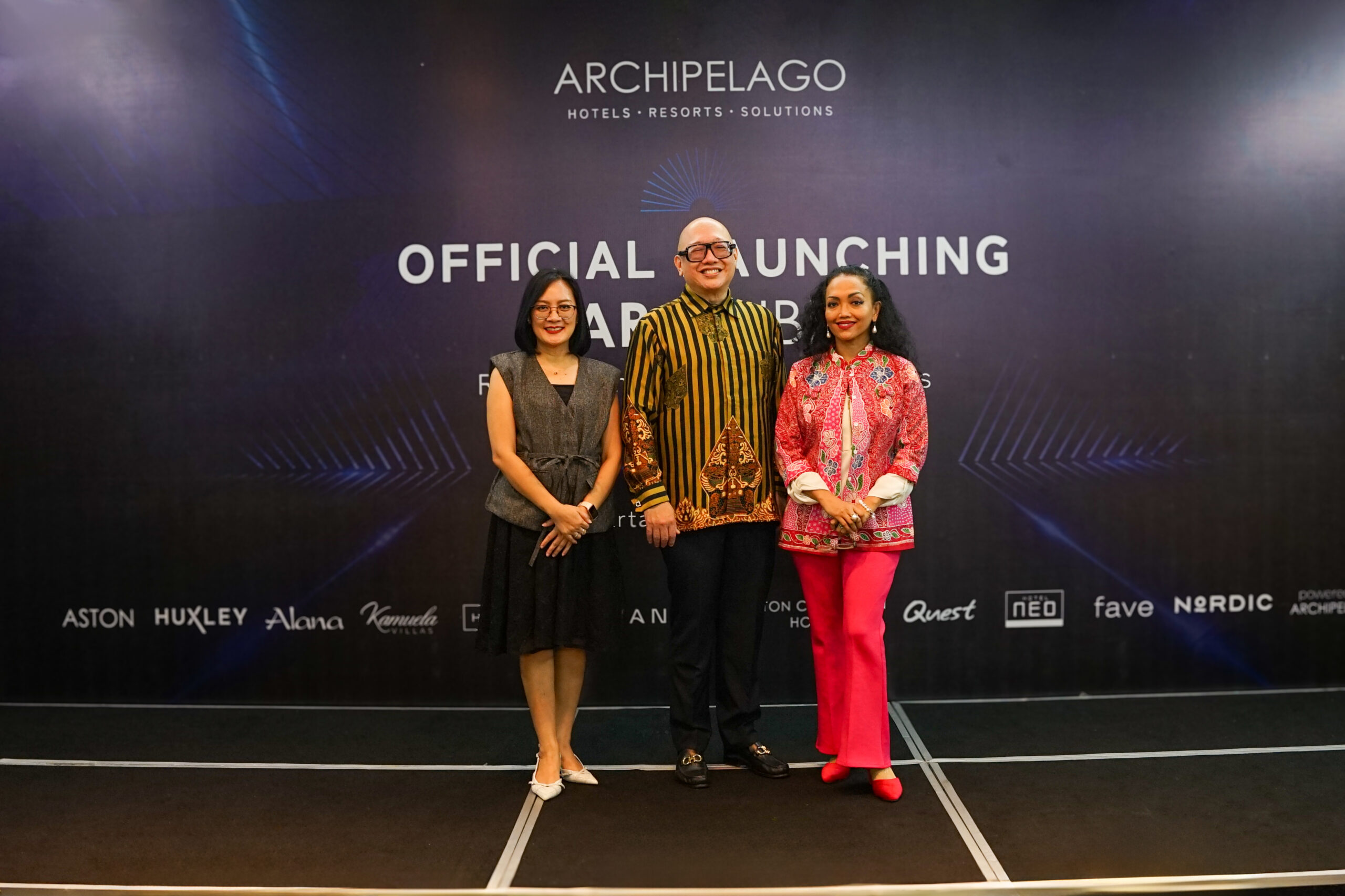 Mr. Chris, Mrs. Dina, dan Ms. Sari Kusumaningrum bersama luncurkan Arch IBE, solusi pemesanan hotel terintegrasi