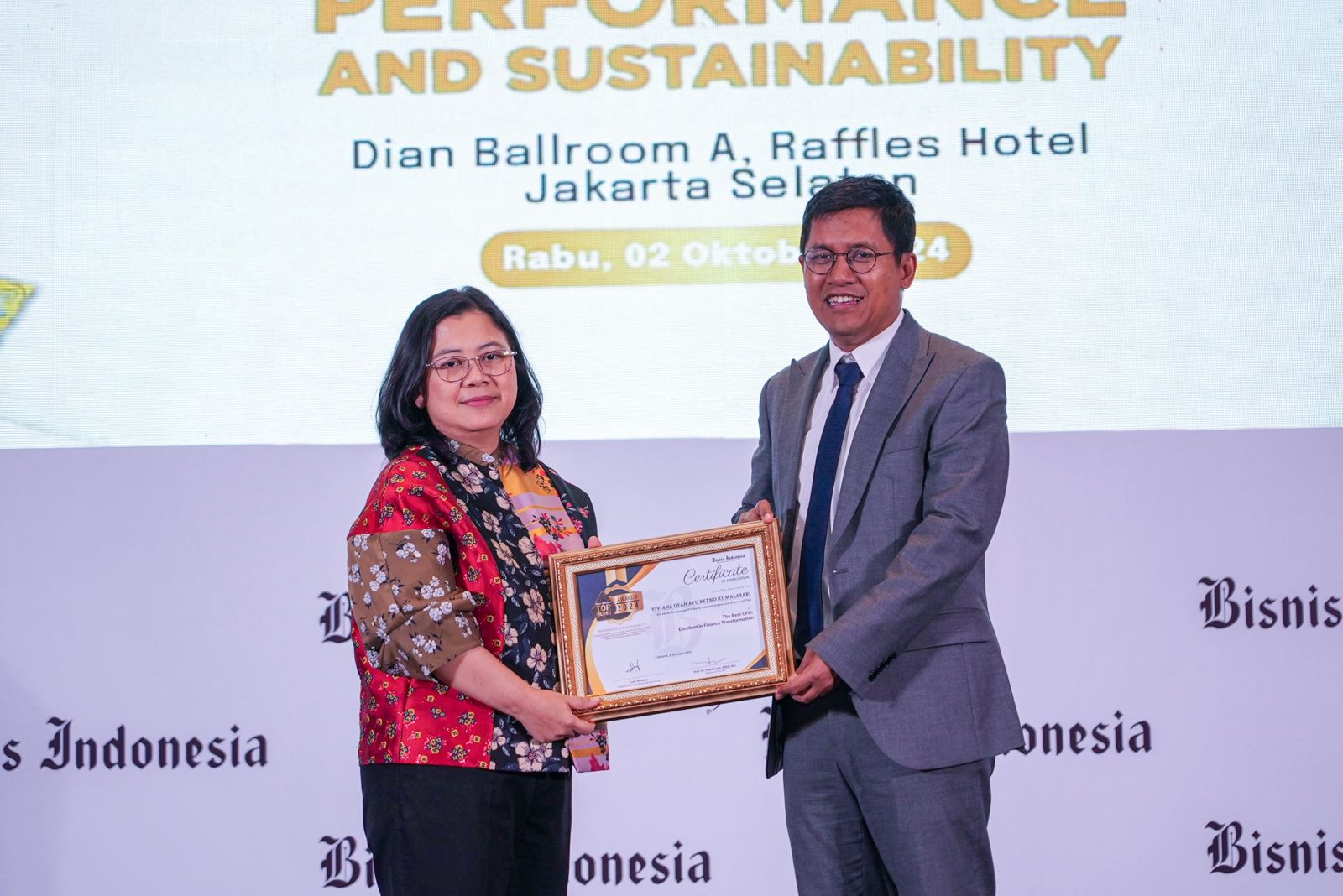 BRI memenangkan tiga penghargaan dalam TOP BUMN Awards 2024, termasuk Best CEO untuk Sunarso, serta berperan penting dalam mendukung UMKM.