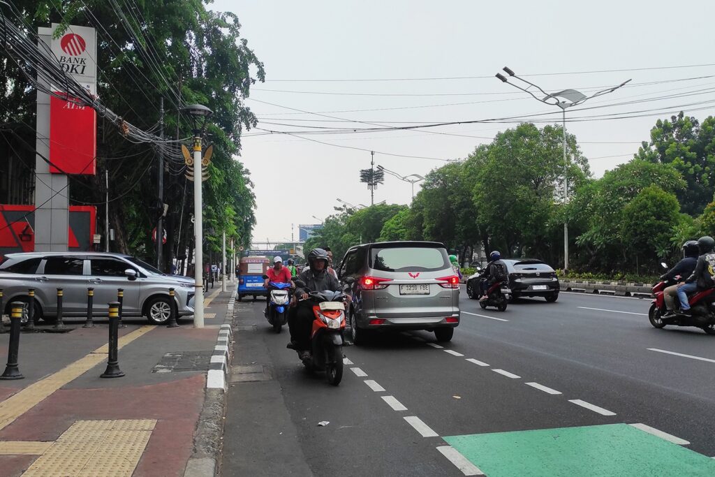 Pentingnya tidak melawan arus dan berhenti sebelum marka jalan demi keselamatan berlalu lintas dan menekan kecelakaan.