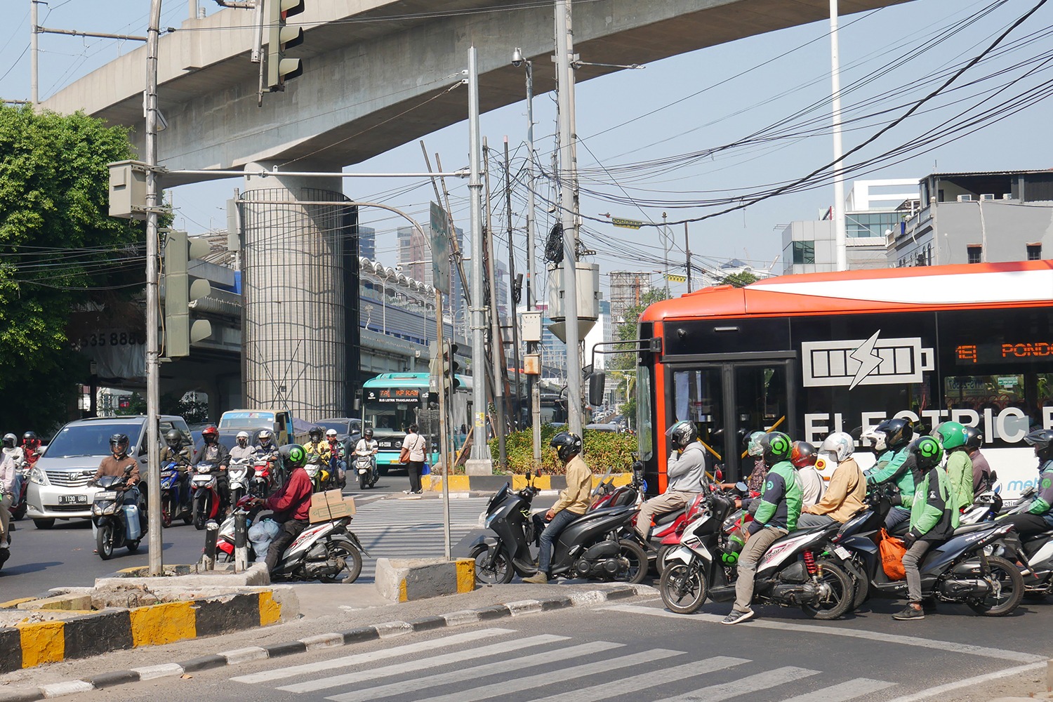 Pengendara motor berhenti di marka jalan untuk #Cari_Aman dan keselamatan berkendara