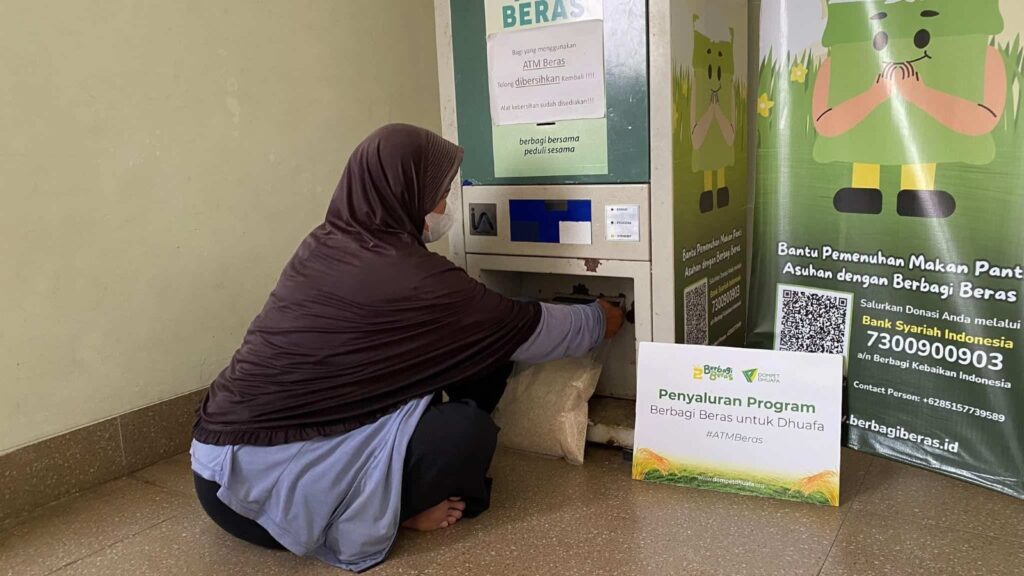 Dompet Dhuafa bersama Berbagi Beras Indonesia menyalurkan bantuan beras melalui ATM Beras untuk warga Karadenan, Bogor.