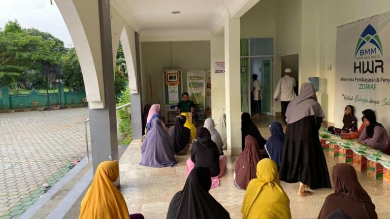 Warga Karadenan menerima bantuan beras dari Dompet Dhuafa dan BBI melalui ATM Beras di Masjid Hakimah Wa Rohmah, Bogor.