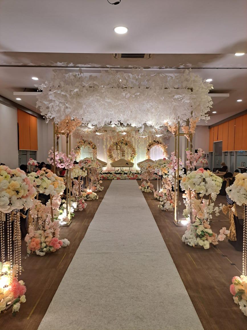 Harper MT Haryono dan Kisahku Wedding Organizer mengadakan Wedding Open House dengan dekorasi elegan dan promo menarik.