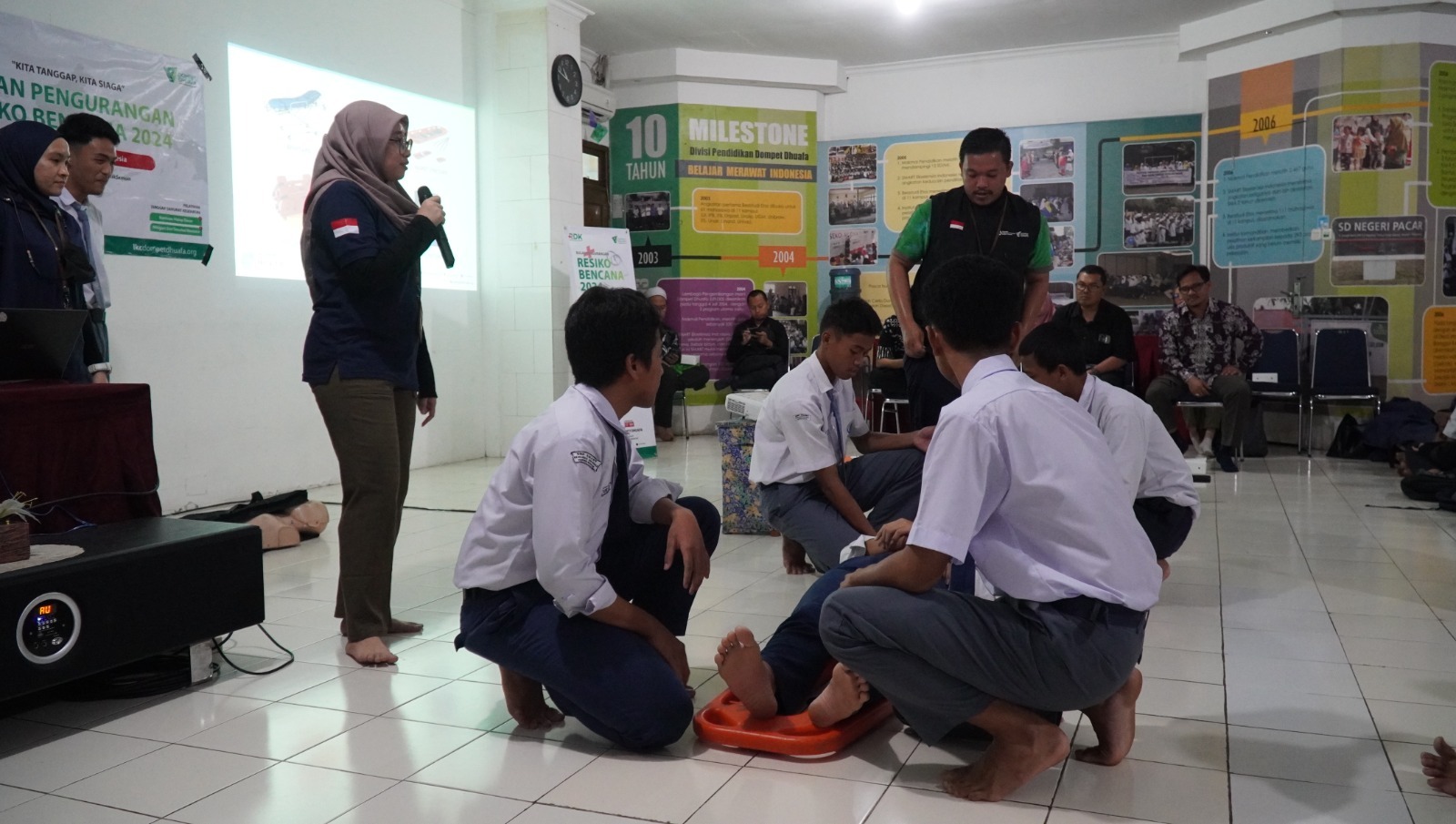 Siswa mengikuti pelatihan tanggap bencana di LKC Dompet Dhuafa, belajar simulasi gempa dan krisis kesehatan.