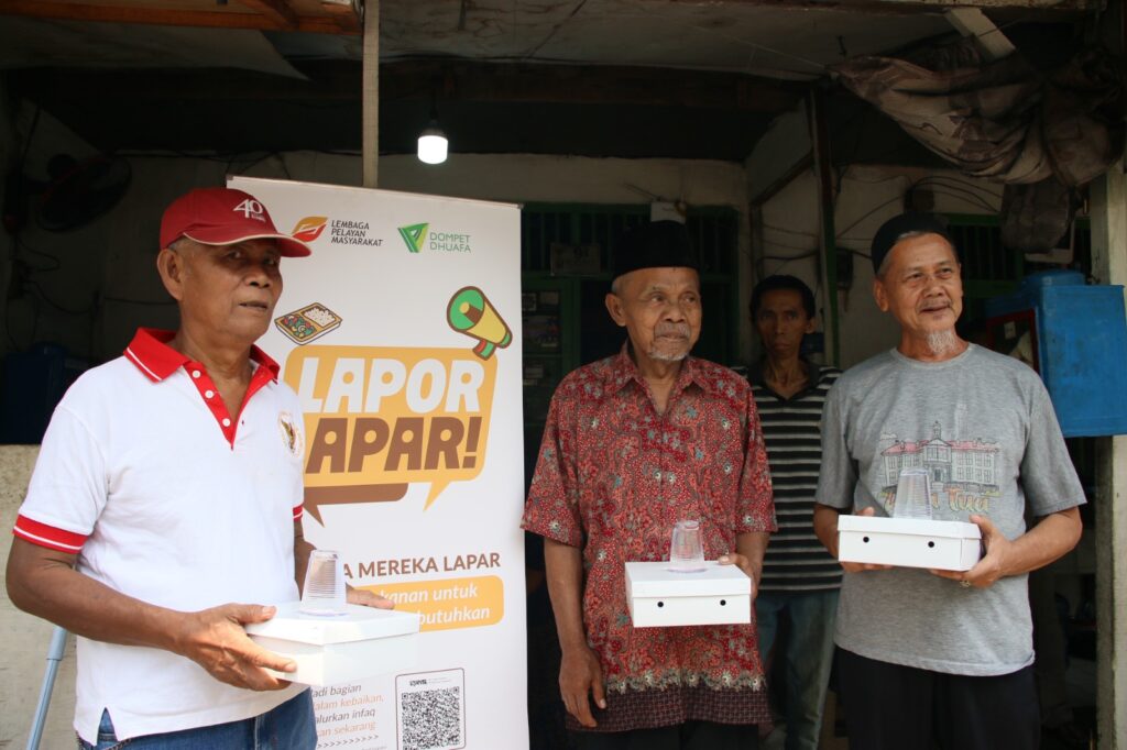 Lembaga Pelayan Masyarakat Dompet Dhuafa menggelar aksi sosial "Lapor Lapar" di Bekasi Timur