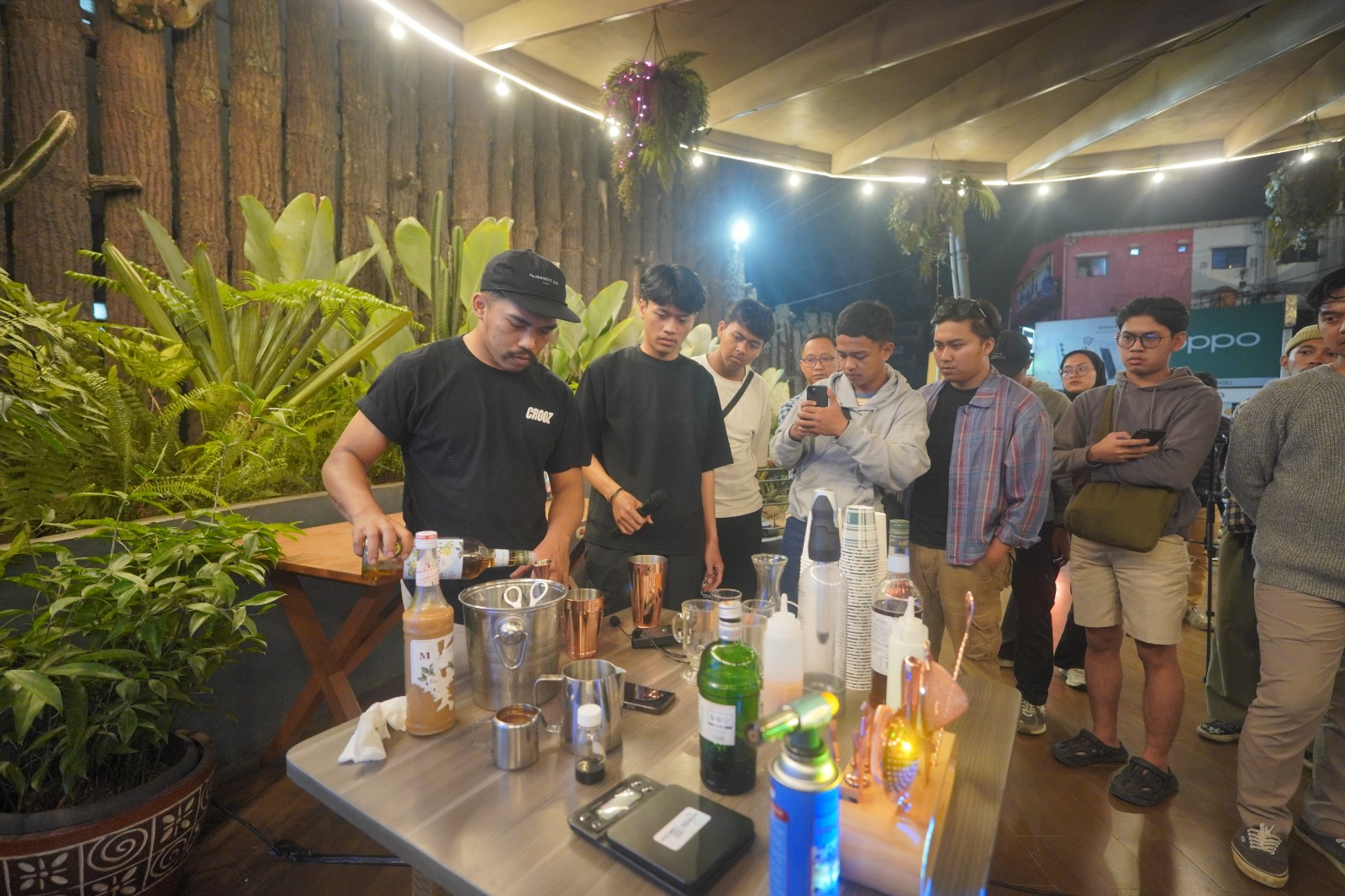 Fiqli Hapipi memimpin acara Mixology Education & Cupping di Royal Safari Garden