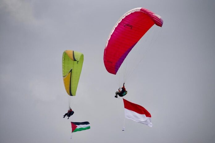 Aksi Paralayang Dompet Dhuafa, Bentangkan Bendera Palestina di Langit Puncak