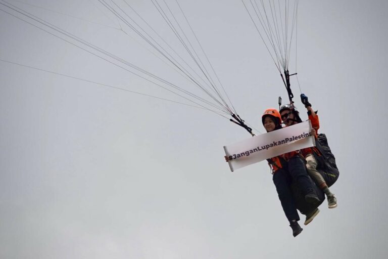 Dompet Dhuafa terbangkan bendera Palestina di Puncak Bogor menggunakan paralayang