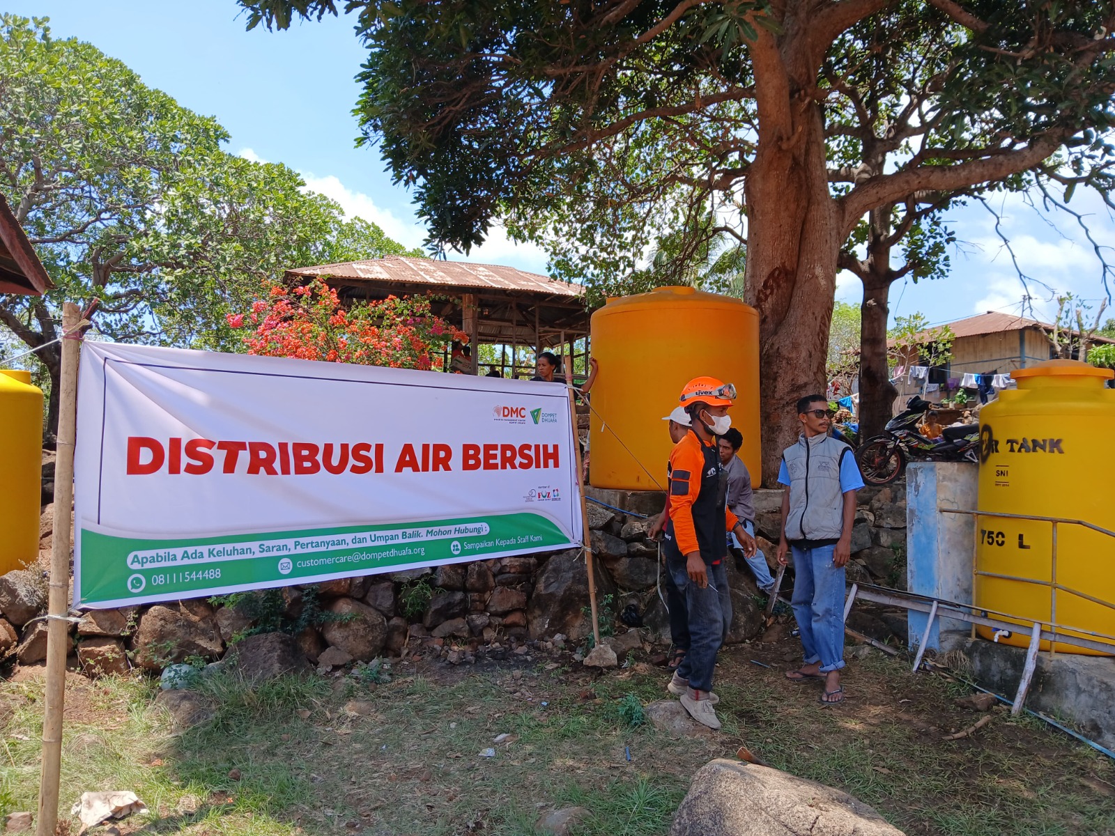 Dompet Dhuafa mendistribusikan air bersih untuk penyintas erupsi Gunung Lewotobi di Flores Timur, NTT, guna mengatasi krisis air di pos pengungsian.