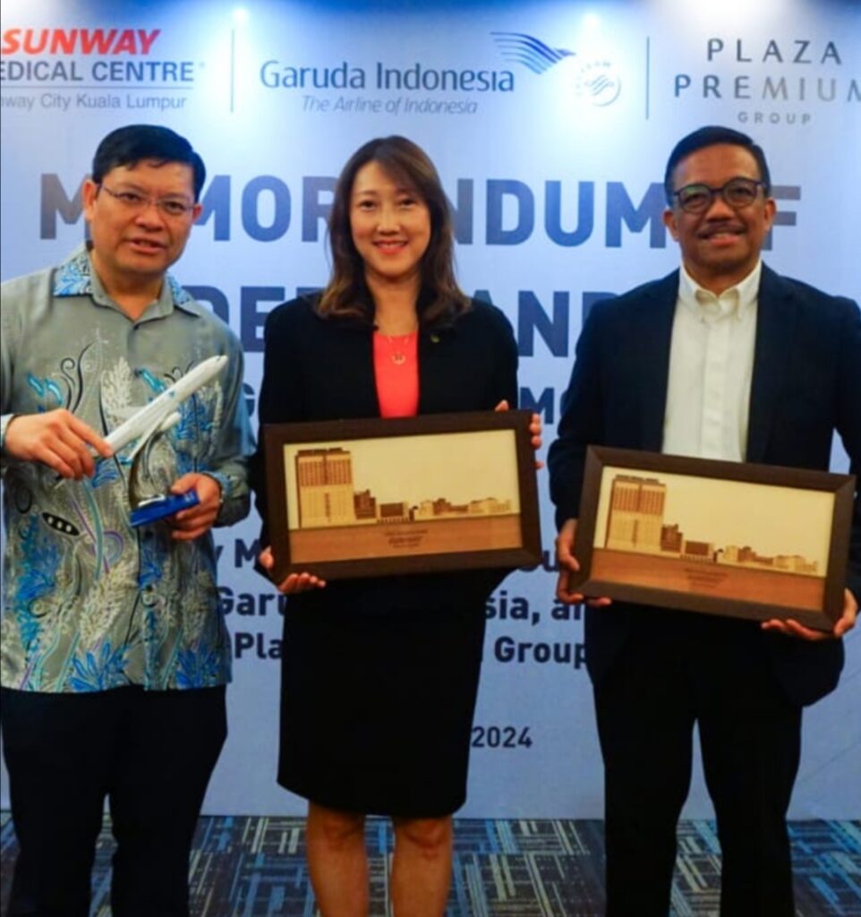 Ki-ka : Dr.Khoo Chow Huat, Direktur Utama Rumah Sakit, dan Kesehatan Sunway Healthcare Group, Becky Lim, Direktur Utama Komersial Plaza Premium Group, Wamildan Tsani, Presiden & CEO Garuda Indonesia hadirkan kolaborasi bakti wellness tourism