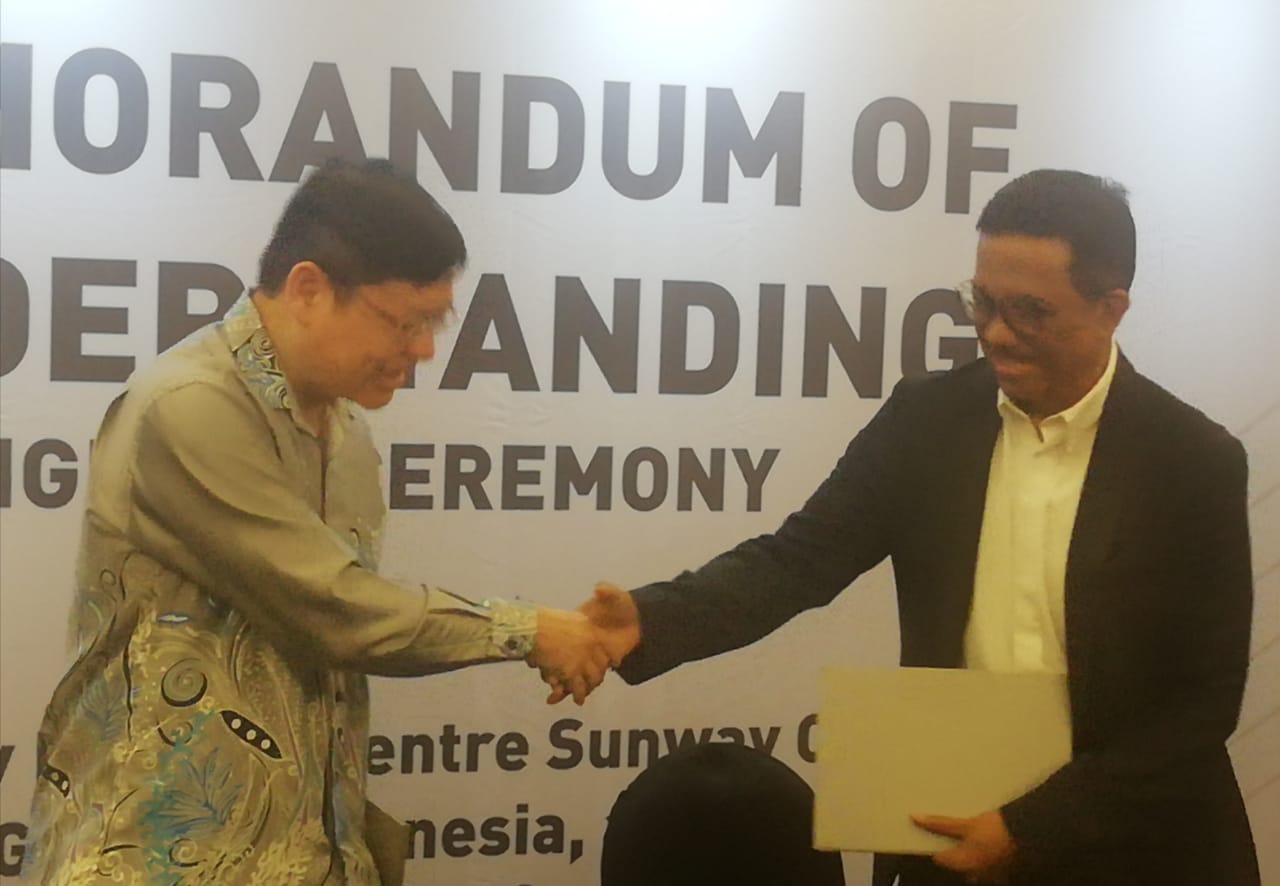 Dr. Choo, dan Wamildan Tsani usai menandatangani nota  kesepakatan.