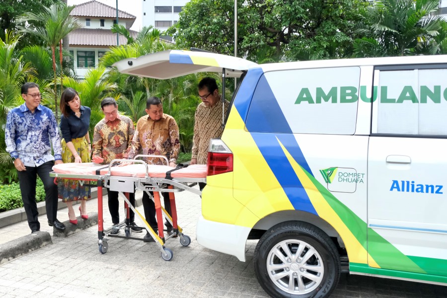 Penyerahan ambulans wakaf oleh Allianz Syariah dan Maybank Indonesia kepada Dompet Dhuafa