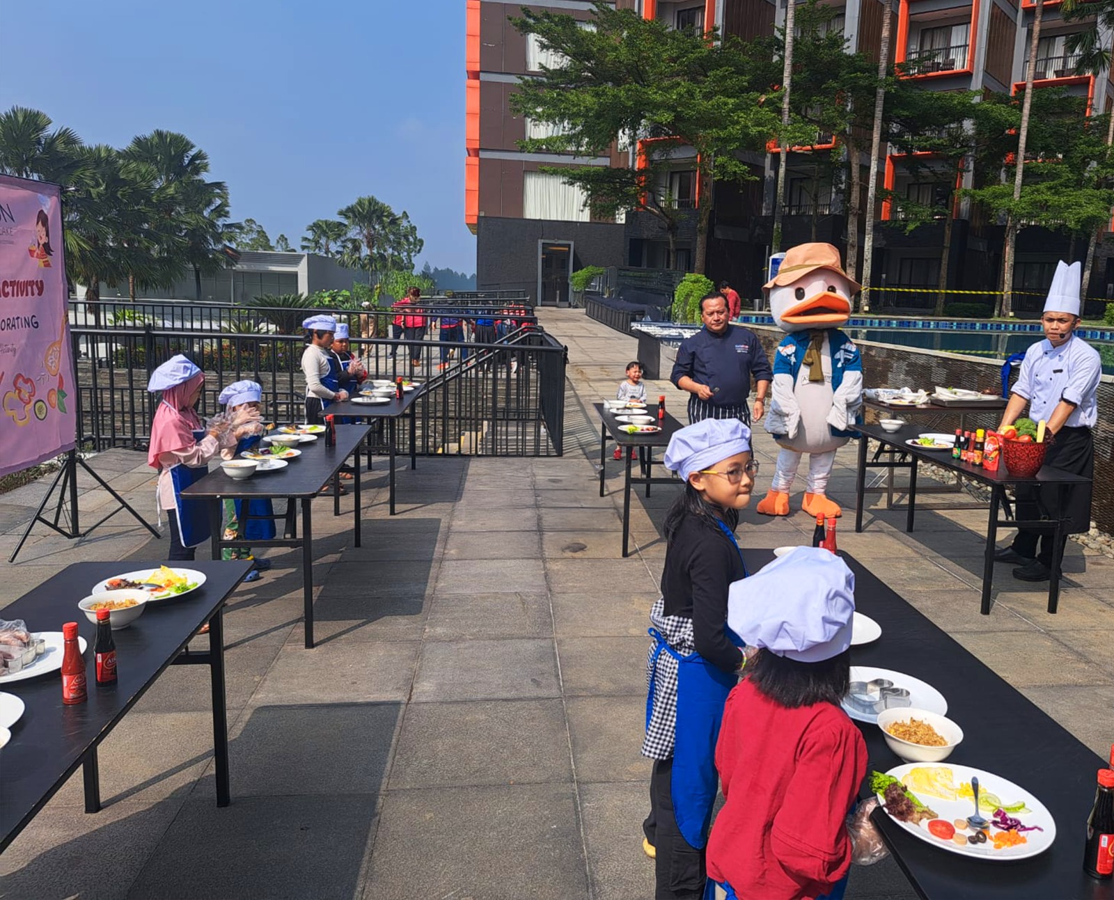 Anak-anak menghias nasi goreng di Aston Sentul