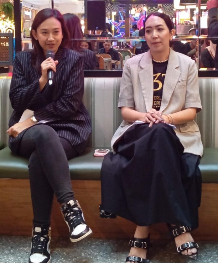 Ki-ka : Brand Manager The Place Jeweler, Winny Melita, PR Manager PT Central Kencana, Chikita Rosemarie ajak masyarakat investasikan THR sembari berbagi dan percantik diri di Panas Halu.