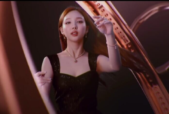 Kolaborasi perdana UBS Gold bersama Nayeon.
