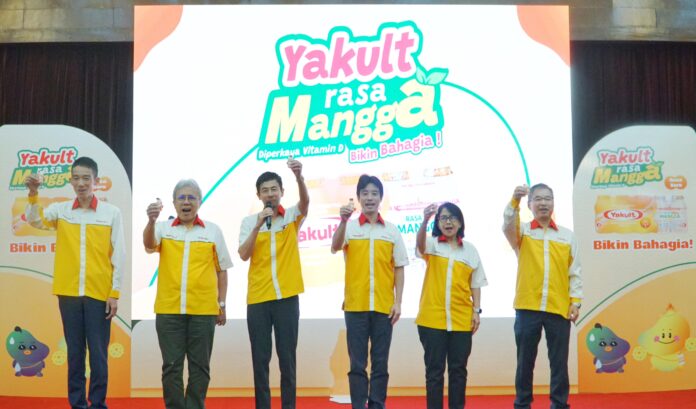 Foto 2_Peluncuran Yakult Rasa Mangga Bersama Direksi PT Yakult Indonesia Persada