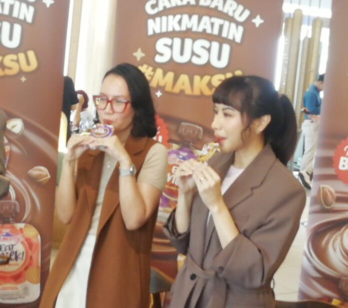 Ki-ka : Marketing Director Cimory Indonesia, Anggia Pratiwi Pulungan, Chef Putri Miranti Indra merayakan dessert inovatif 'Eat Milk'.