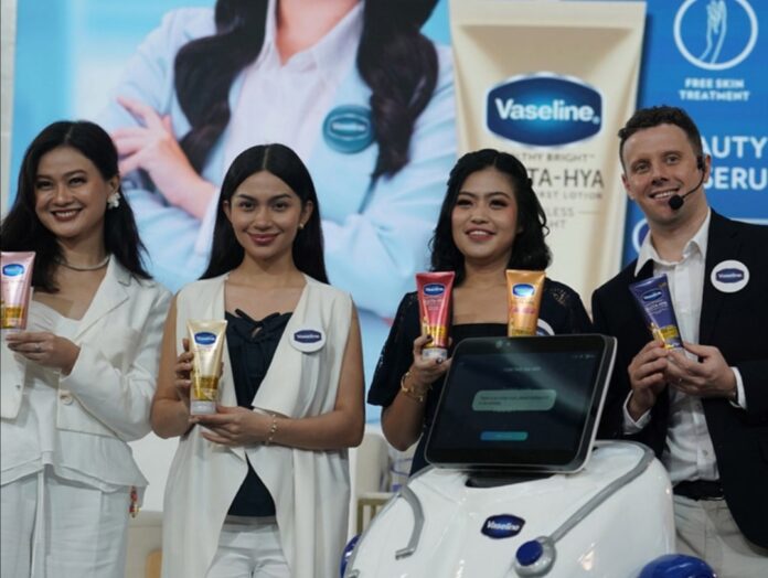 Ki-ka : Senior Brand Manager Vaseline, Melisa Caroline, Selebritis & Skinlecctual, Ariel Tatum, General Manager Euromedica Group Skin+ Clinic, Renny Hasibuan, Head of R&D Vaseline, Matthew Seal  Kolaborasi epik penanda sejarah industri aesthetic Indonesia Vaseline - Skin+ Clinic lewat Gluta-Hya Beauty Clinic.