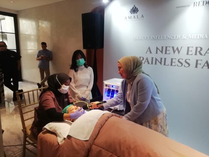 Facial tanpa rasa sakit sekaligus perawatan kulit wajah Diamond Glow di Amala Clinic.