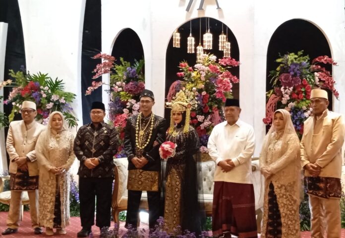 Fau & Adam di dampingi kedua orang tua masing-masing mendapat doa restu dari Ketua Umum Forum Komunikasi Ulama & Umaro (FK ULUM), Pengurus PWNU DKI, Pengurus KODI & MUI, Prof. Dr. KH. Zaenal Arifin Gufron (busana putih), dan Staf Khusus Menko Pangan RI, Afifudin Rohali (busana batik).