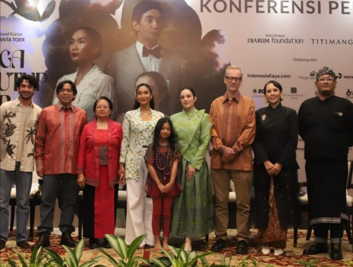 Sinergitas kreatif berlandaskan komitmen, kerja keras, dan kecintaan seluruh pemain, dan tim pendukung dalam menghidupkan karya sastra Pramoedya Ananta Toer, lewat pentas teater 'Bunga Penutup Abad'