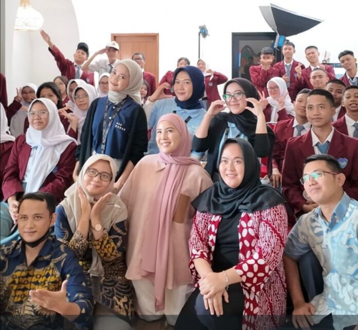 Siswa-siswi SMK 16  Jakarta  bungah usai dilatih Kenan Hijab & Tya Ariestya sebagai Affiliate Marketing.