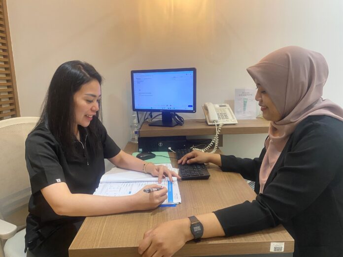 Pasien Konsultasi Langsung Bersama Dokter di Ristra Clinic 2