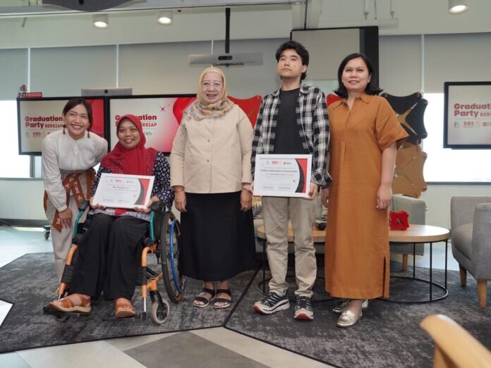 Ki-ka : CEO & Founder Konekin Indonesia, Marthella Sirait, peserta program DBS BERSIAP, Ketua Tim Pembelajaran Direktorat Pembelajaran dan Kemahasiswaan Direktorat Jenderal Pendidikan Tinggi, Kementerian Sains, dan Teknologi RI, Dewi Wulandari, Callan Rahmadyvi Triyunanto, peserta terbaik, dan Head of Group Strategic Marketing & Communications PT Bank DBS Indonesia, Mona Monika.