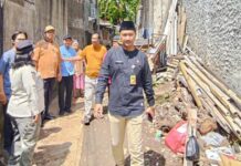 Sekretaris Kelurahan Kota Bambu Utara Tinjau Rencana Penataan Kawasan RT 08 RW 07