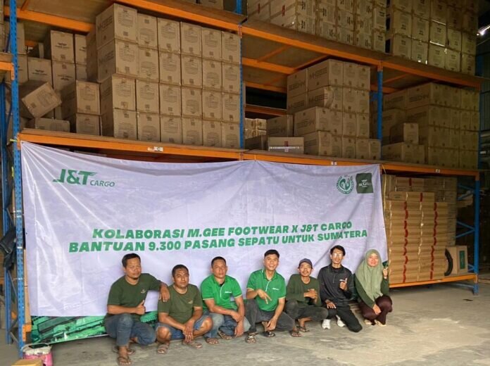 Tim J&T Cargo menyiapkan donasi sepatu dari M.GEE Footwear untuk segera didistribusikan ke masyarakat terdampak di Aceh