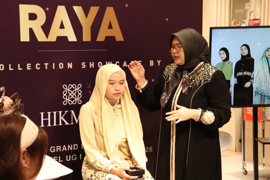 Bertempat di Lantai UG SEIBU Grand Indonesia, koleksi terbaru HIKMAT diperkenalkan melalui sebuah talk show dan styling session bertajuk “Effortless Luxury for the Modern Woman” sebuah perayaan tentang bagaimana perempuan modern memaknai kemewahan dengan cara yang lebih personal dan elegan.