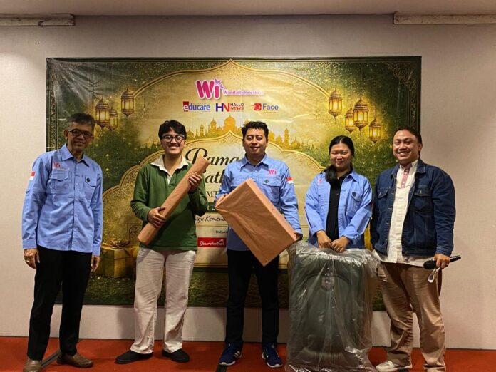 Pemberian hadiah pada acara Gathering Ramadhan WanitaIndonesia.co bertajuk 
