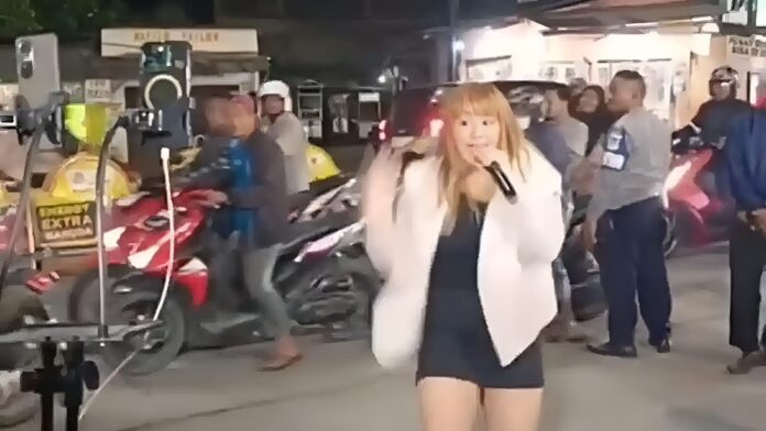 Pinkan-Mambo-Ngamen-di-Kampung-demi-Live-TikTok-Masih-Jual-Donat-Picsart-AiImageEnhancer