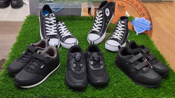 sepatu hitam antibakteri dari koleksi Bata Back to School 2026.jpg