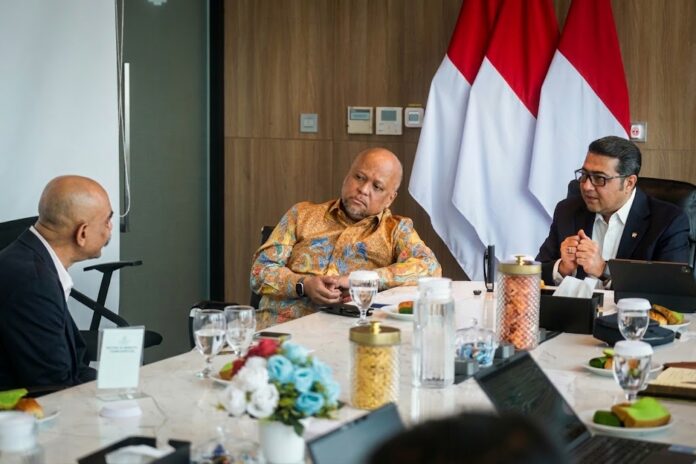 Menteri Ekonomi Kreatif/Kepala Badan Ekonomi Kreatif (Ekraf), Teuku Riefky Harsya (kanan), menerima audiensi VIU untuk membahas peluang kolaborasi pengembangan subsektor film, animasi, dan video serta konten digital, Jakarta, Selasa (1/9/2026). Kemen Ekraf