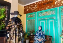 Sentuhan Mewah Wastra Nusantara dan Sentilan Parenting dari Jeddah ala Oewi Wahyono