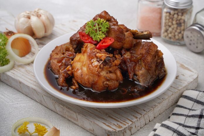 Saute,Soy,Sauce,Chicken,Or,Ayam,Kecap,With,Sliced,Red