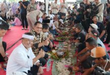 Nikmati Nasi Liwet, Mendagri Tito Ngariung Bareng Sopir Truk Genteng di Purwakarta